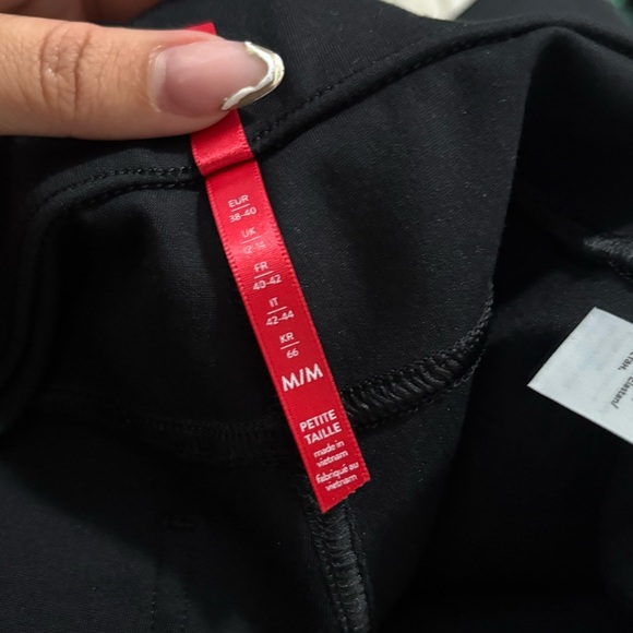 SPANX Women’s Black Cropped Pockets Leggings - Picture 9 of 15